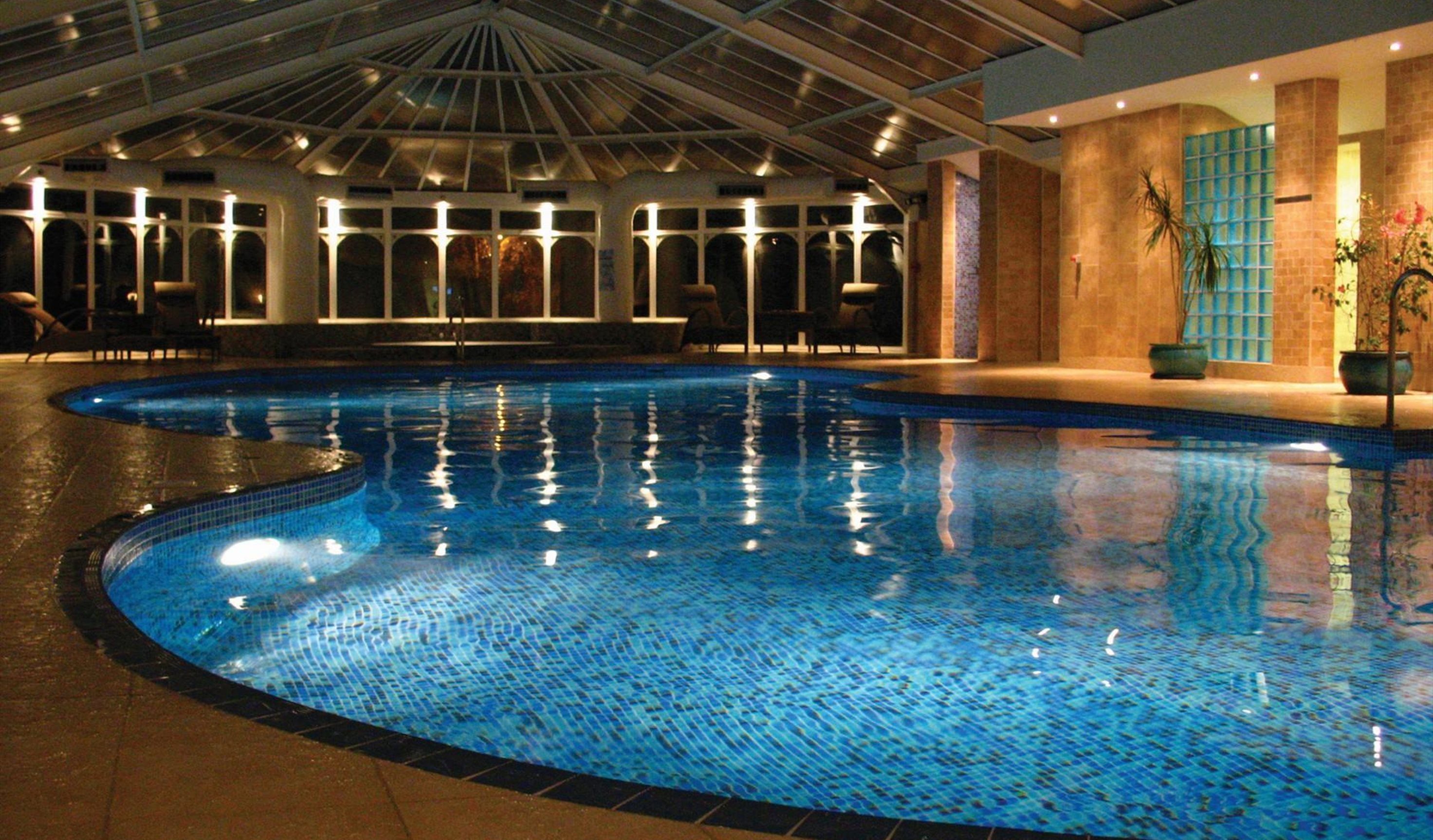 Metropole Spa lit up in the evening