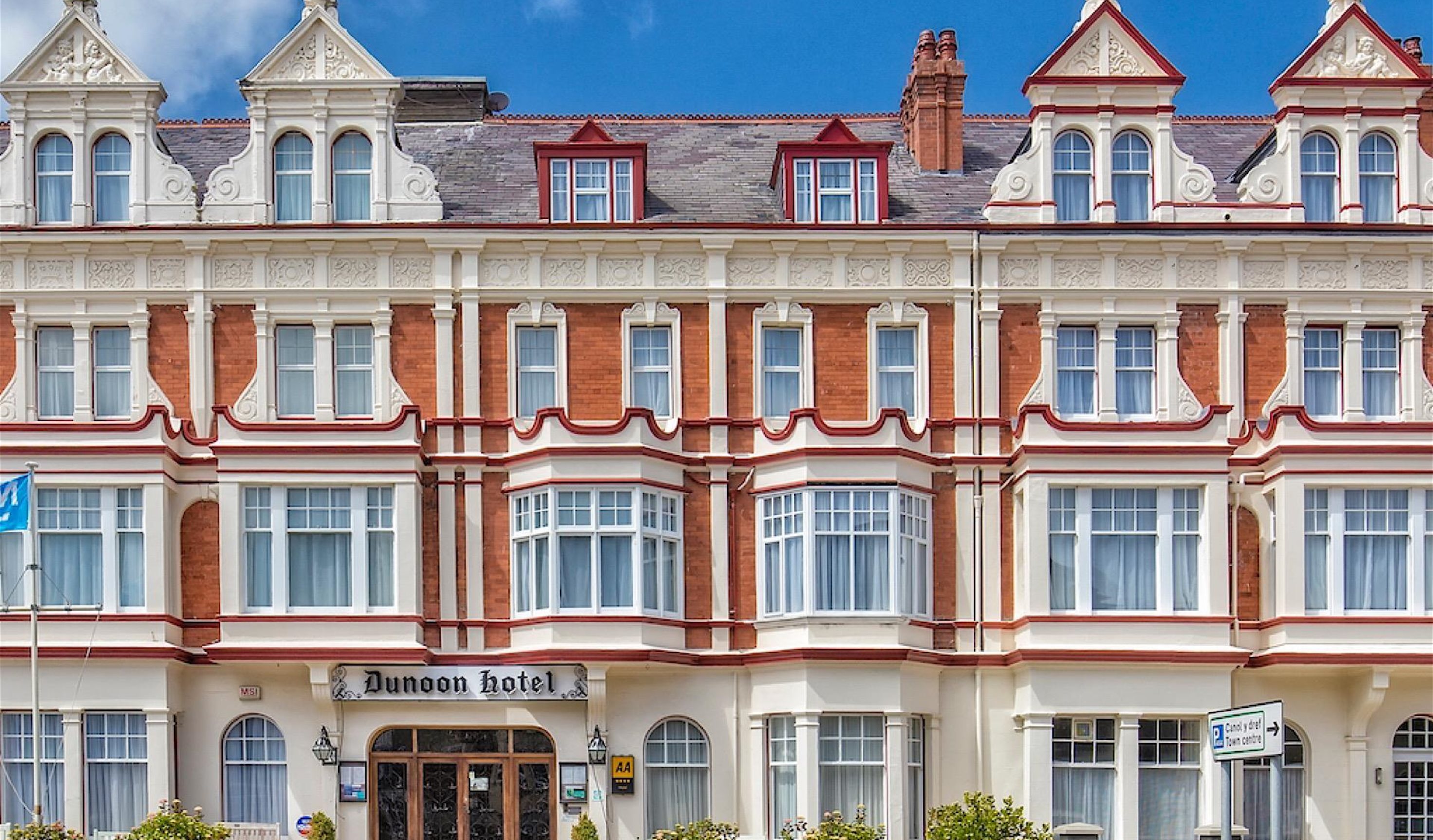 The Dunoon occupies two adjacent buildings on Gloddaeth Street, the avenue that links the North Shore to the West shore.