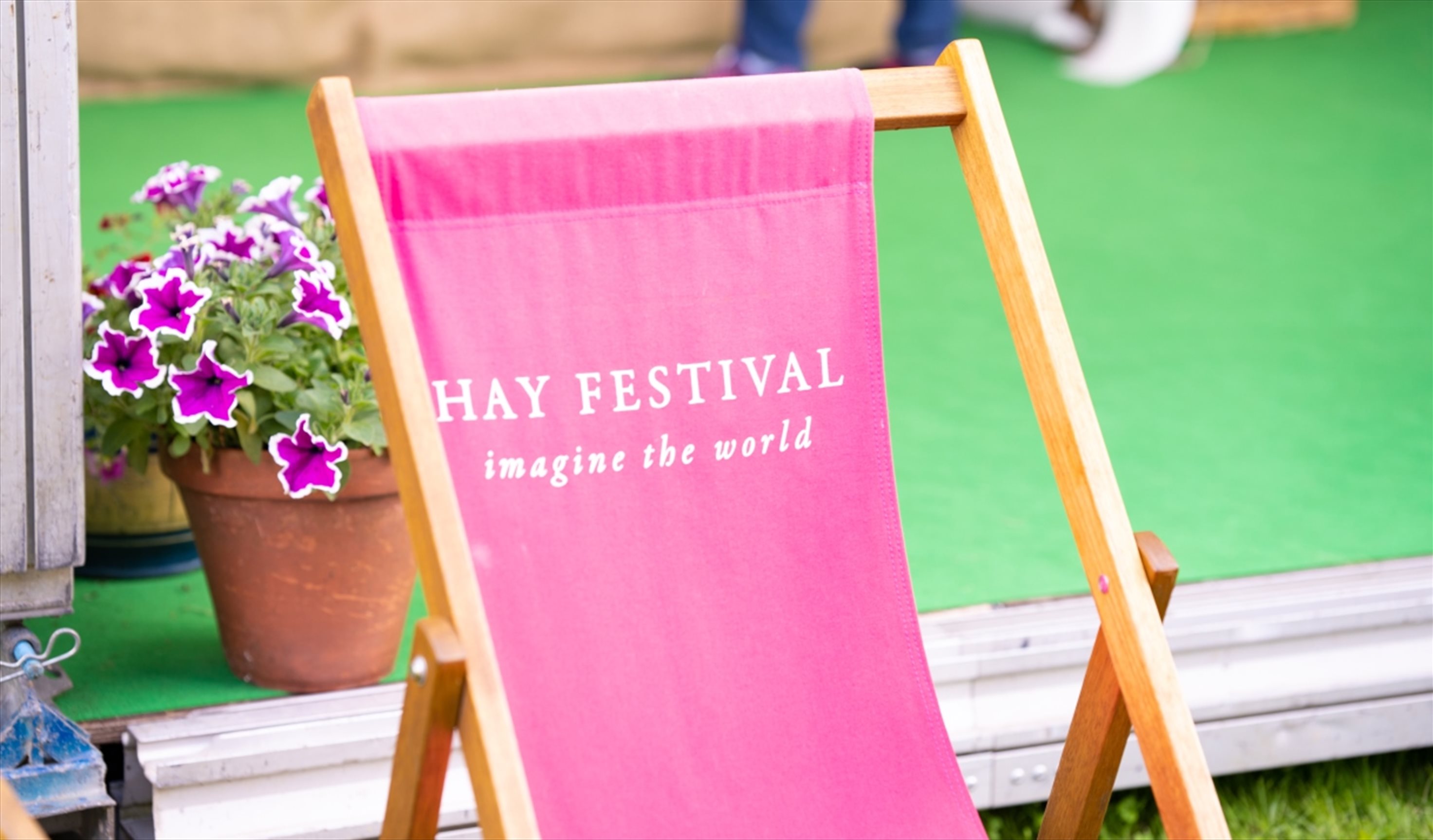 Hay Festival - browsing the books