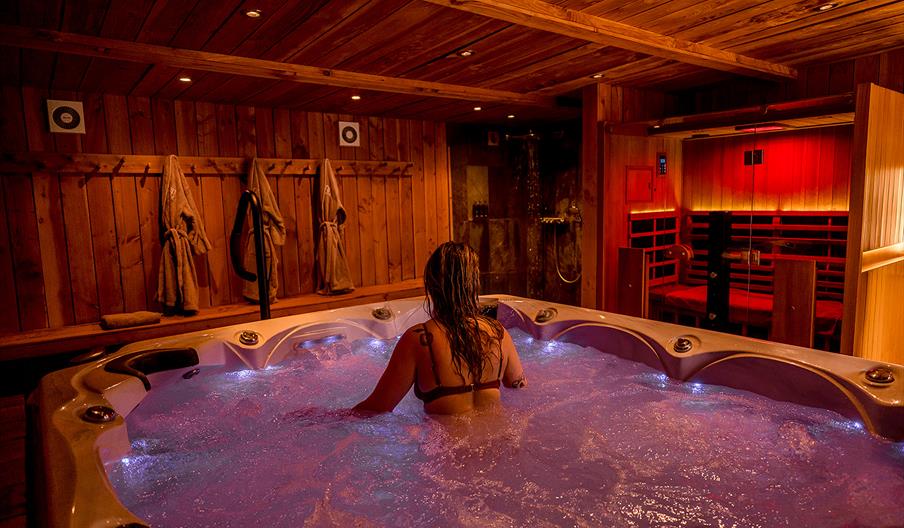 Spa suite hot tub