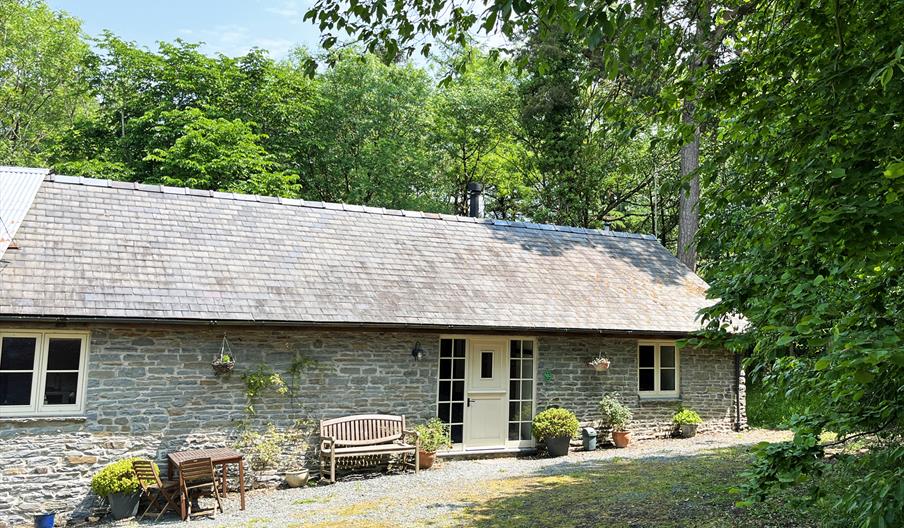 Front view of Drovers Retreat, with trees behind