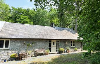 Front view of Drovers Retreat, with trees behind