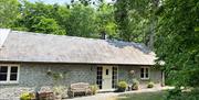 Front view of Drovers Retreat, with trees behind