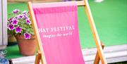 Hay Festival - browsing the books